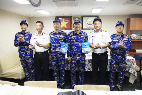Tư lệnh, Chính ủy Vùng 4 Hải quân kiểm tra, động viên cán bộ, chiến sĩ chuẩn bị thực hiện nhiệm vụ đối ngoại quốc phòng