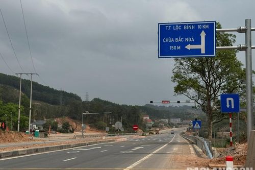 Biển chỉ dẫn giao thông ghi sai thông tin của di tích văn hóa