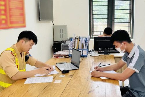 Xử phạt chủ phương tiện chở người trên thùng xe trái quy định