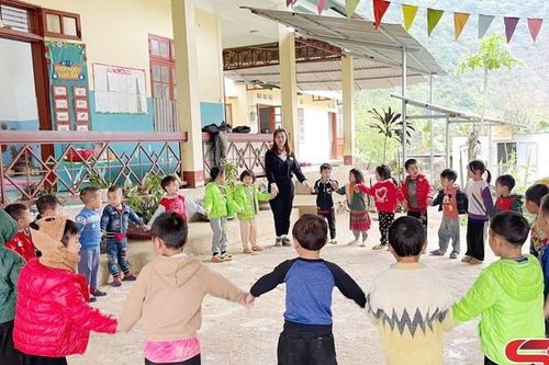 Chăm sóc, giáo dục trẻ em vùng cao