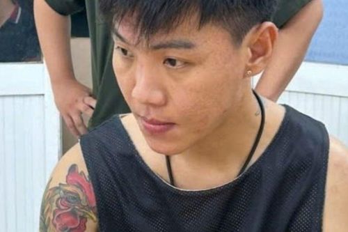 Thanh niên xăm trổ giữ 'bí mật khủng' trong túi bánh kẹo, chai đựng mỹ phẩm