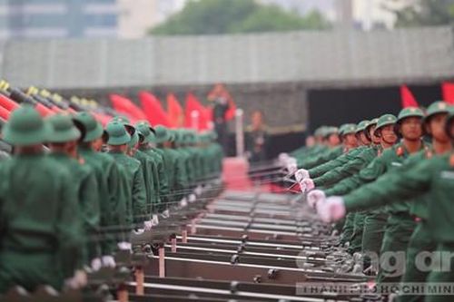 Loạt ảnh ấn tượng với 15 khẩu đại bác khai hỏa tập luyện phục vụ đại lễ 30-4