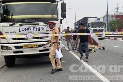 Nữ công nhân tử vong sau cú tông xe máy vào đuôi xe tải