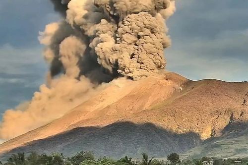 Khoảnh khắc núi lửa Kanlaon của Philippines phun trào, nhả cột tro bụi tới 4 km