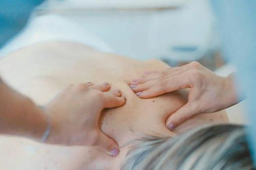 Chàng trai 26 tuổi bị liệt nửa người sau khi đi massage cổ vai gáy