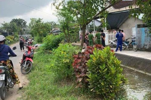 Mẹ đi chợ về phát hiện con 2 tuổi tử vong trước nhà