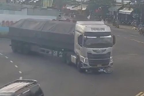Người đàn ông thoát chết diệu kỳ khi bị xe đầu kéo cuốn vào gầm