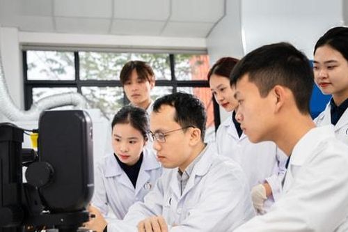 Tin tức đặc biệt trên báo in Hànôịmới ngày 8-4-2025