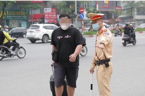 Hà Nội: Nhiều người đi bộ ngỡ ngàng khi bị xử phạt