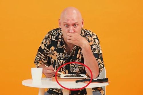 Khách Tây nếm thử 1 món mắm trứ danh của Việt Nam, tuyên bố 1 câu khiến nhiều người cười bò