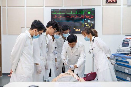Đề xuất nâng mức phụ cấp ưu đãi nghề với y bác sĩ, tiền trực và phụ cấp tăng gần gấp 3