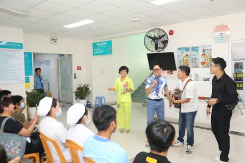 Mang âm nhạc tới bệnh viện: Sẻ chia yêu thương cùng những bệnh nhi