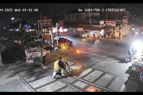 Liên tiếp tái diễn tình trạng xe tải đâm gãy barier để vượt tàu hỏa