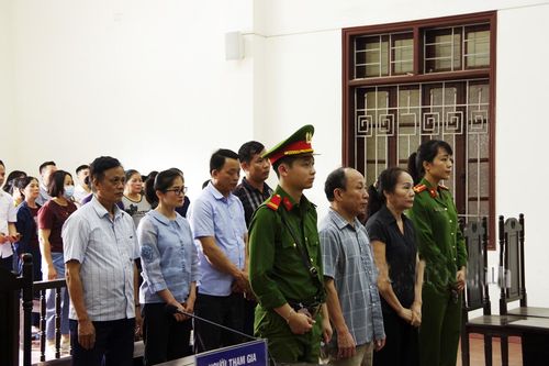 Nhóm nguyên cán bộ huyện Lạc Sơn lĩnh án tù
