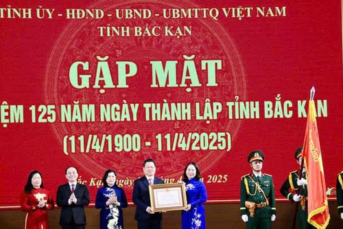 Bắc Kạn đón nhận Huân chương Lao động hạng Nhất