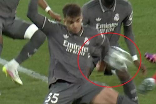 Arsenal mất oan quả penalty?