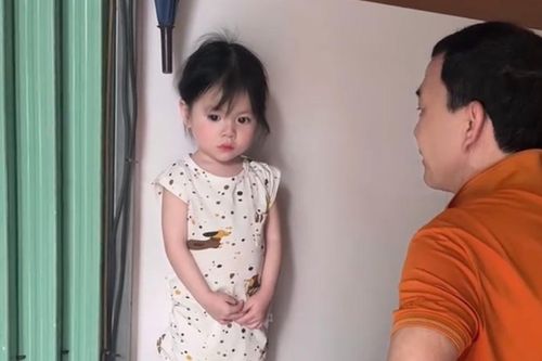 Em bé đáng yêu, phụng phịu dỗi ông ngoại