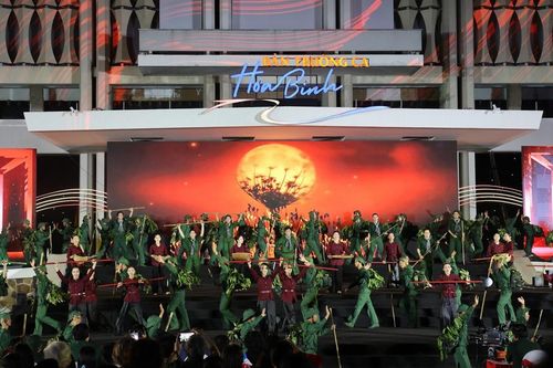 Hơn 1.000 nghệ sĩ quy tụ trong chương trình nghệ thuật 'Đất nước trọn niềm vui' mừng 50 năm đất nước Thống nhất