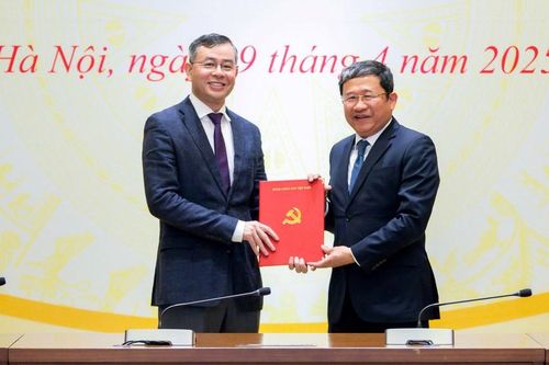 Trao Quyết định chỉ định Chủ nhiệm Ủy ban Kiểm tra Đảng ủy Quốc hội