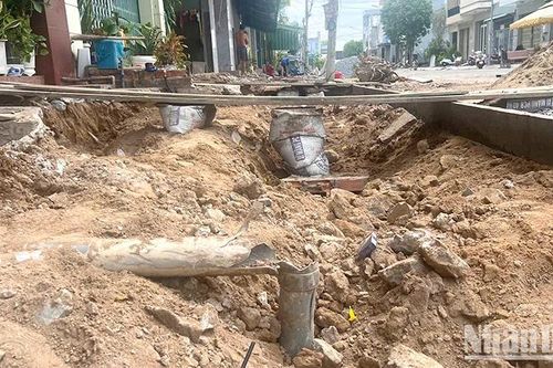 Người dân gặp khó khi vỉa hè thi công không bảo đảm an toàn