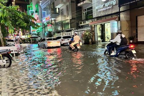 Giữa mùa khô, triều cường vẫn gây ngập bất thường
