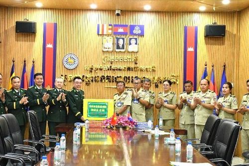 Bộ đội Biên phòng Đắk Lắk thăm và chúc Tết Chol Chnam Thmay lực lượng vũ trang tỉnh Mondulkiri