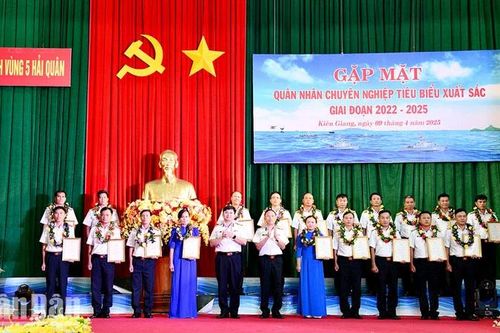 Bộ Tư lệnh Vùng 5 Hải quân tuyên dương 19 quân nhân chuyên nghiệp tiêu biểu xuất sắc