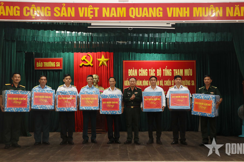 Đoàn công tác Bộ Tổng Tham mưu Quân đội nhân dân Việt Nam thăm, kiểm tra tại quần đảo Trường Sa và nhà giàn DK1