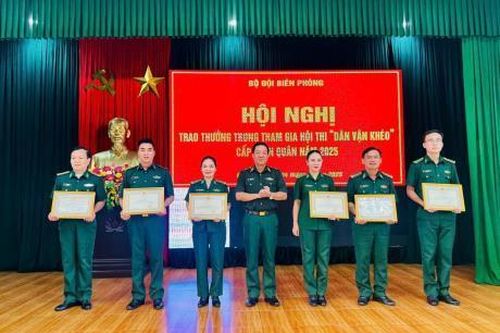 Trao thưởng Hội thi Dân vận khéo cấp toàn quân khu vực phía Nam cho các tập thể, cá nhân