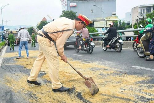 Xử lý nhanh vệt dầu nhớt trong vụ xe tải mất lái trên cầu vượt Ngã Ba Huế