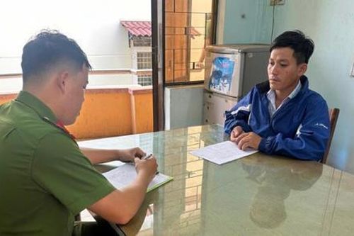 Lẻn vào nhà dân 'bắt dế'