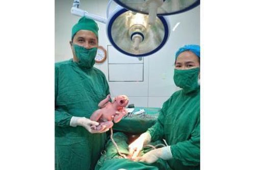 Phẫu thuật cấp cứu đón bé trai nặng 2,7 kg từ sản phụ bị sa dây rốn