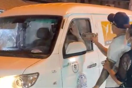 Người đàn ông đập phá xe ô tô ở TPHCM khai gì?