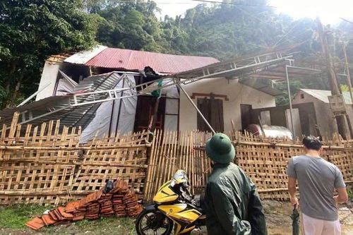 Nghệ An: Lốc xoáy kèm mưa đá khiến nhiều nhà bị tốc mái, hư hỏng
