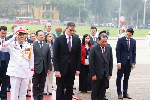 Thủ tướng Vương quốc Tây Ban Nha Pedro Sánchez vào Lăng viếng Chủ tịch Hồ Chí Minh