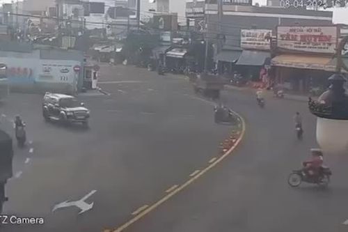 Bị cuốn vào gầm xe tải, người đàn ông sống sót kỳ diệu