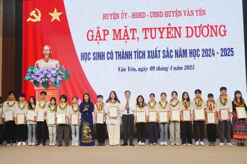 Tuyên dương 255 học sinh có thành tích xuất sắc tại Yên Bái