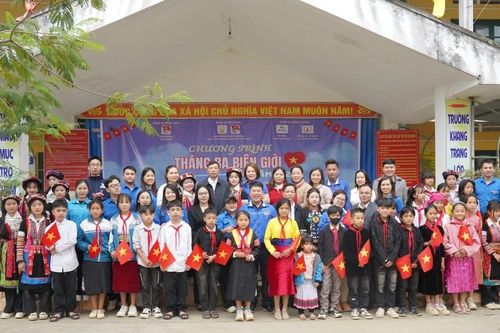 Trao tặng 40 suất học bổng cho học sinh có hoàn cảnh khó khăn