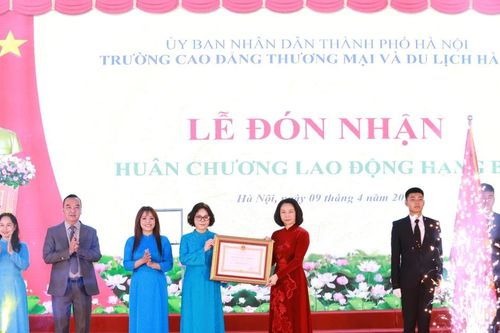 Trường CĐ Thương mại và Du lịch Hà Nội đón Huân chương Lao động hạng Ba