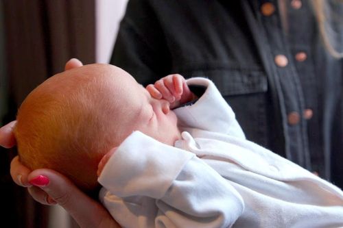 Người phụ nữ đầu tiên ở Anh sinh con nhờ tử cung cấy ghép