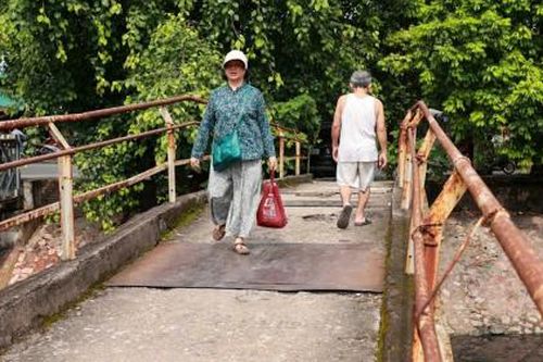 Cầu dân sinh xuống cấp, lan can nghiêng ngả ở Hà Nội