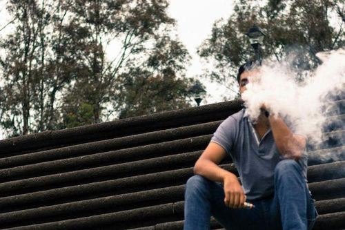 Thuốc lá thế hệ mới đã cấm, sao vẫn định thu thuế?