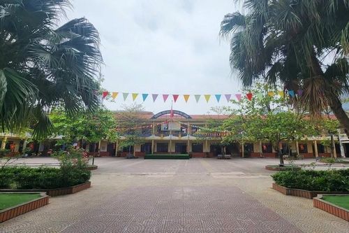 12 học sinh tiểu học nghi bị ngộ độc sau khi ăn cơm nắm trước cổng trường