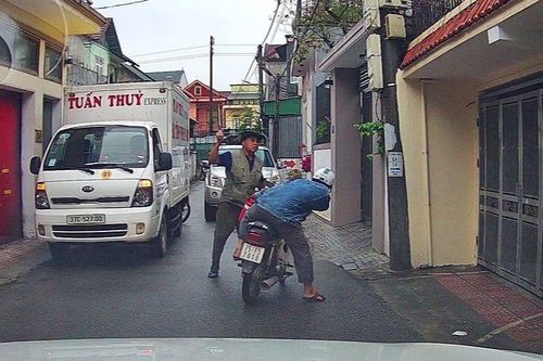 Xác minh, xử lý nam tài xế xe tải dùng gậy ba khúc dọa đánh người