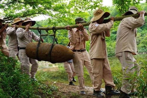 Đi thăm rẫy, người dân phát hiện quả bom lớn bên bờ suối
