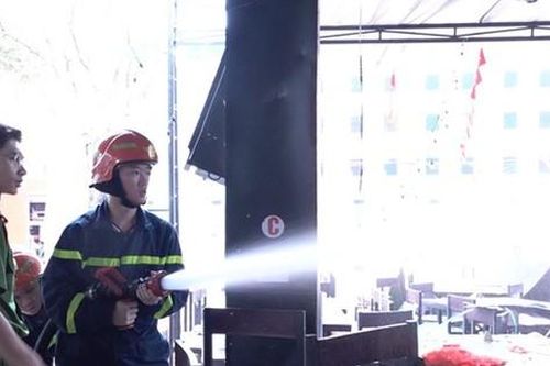 Nổ ống dẫn khí gas, khói đen bao trùm quán bia ở Cẩm Phả