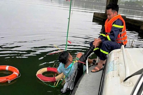 Công an Huế kịp thời cứu người đàn ông nhảy sông Hương tự tử