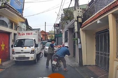 Xử phạt tài xế đậu xe chắn hết lối đi, cầm hung khí đánh người đi đường