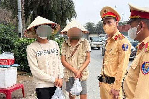 Hà Nội: Xử lý nhiều người bán đồ ăn uống cho tài xế ô tô dừng đèn đỏ