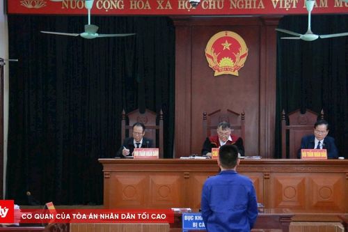 Trộm điện thoại đang sạc trong quán cà phê vắng khách